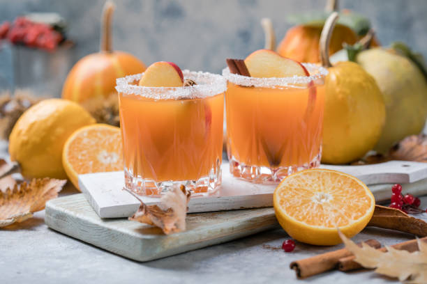 ponche de calabaza o sangría en un vaso con manzana, canela. halloween y acción de gracias. otoño tradicional, bebidas de invierno y cócteles - apple martini fotografías e imágenes de stock