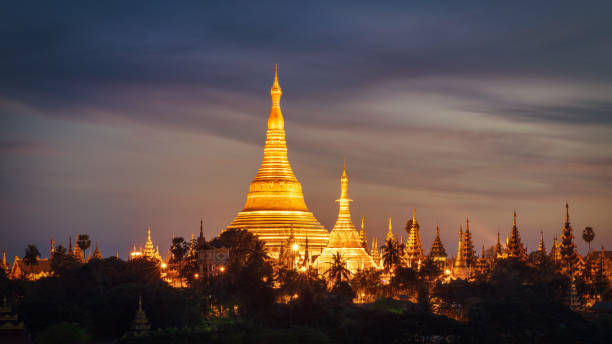 aerial view shwedagon pagoda sunset twilight yangon myanmar panorama - shwedagon pagoda fotos imagens e fotografias de stock