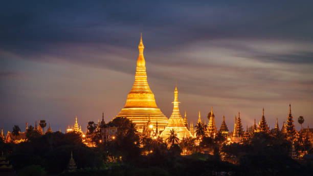 вид с воздуха шведагон пагода закат сумерки янгон мьянма панорама - burmese culture myanmar pagoda dusk стоковые фото и изображения