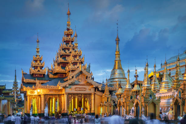 shwedagon pagoda illuminated golden temple sunset crepúsculo yangon myanmar - shwedagon pagoda yangon sunset pagoda - fotografias e filmes do acervo