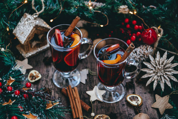 hot homemade mulled wine with oranges and rosemary in a new year's atmosphere - cocktail orange cup juice imagens e fotografias de stock