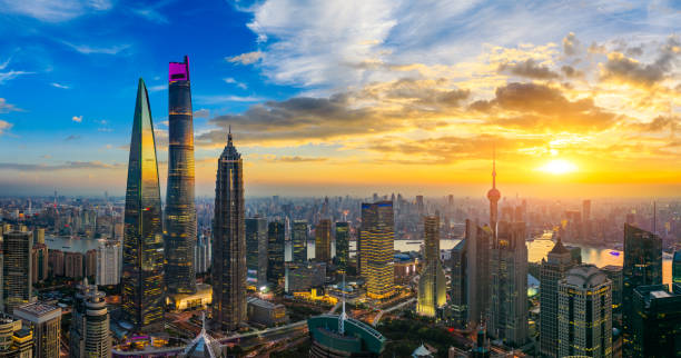 vista aérea del horizonte de shanghái y el paisaje urbano al atardecer. - shanghai the bund china night fotografías e imágenes de stock