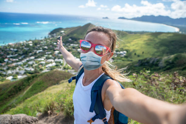 kvinna tar selfie foto på klippa med utsikt över kusten - kustlinje videor bildbanksfoton och bilder