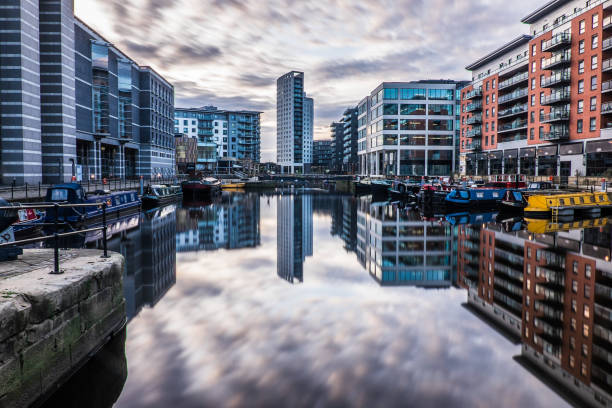 edifícios de escritórios modernos refletidos em água, leeds, west yorkshire, inglaterra, grã-bretanha - leeds england skyline city uk - fotografias e filmes do acervo