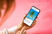 frau-sieht-strandfoto-in-sozialen-medien-gepostet.jpg?b=1&s=170x170&k=20&c=0zHvBqUdyG-TcpCpIAjQIyejv8lIANON1_OiiKPVI2k=