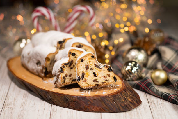 рождественский столлен на деревянном фоне. - christmas stollen christmas pastry baked стоковые фото и изображения