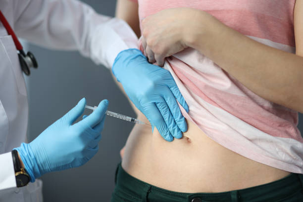 médico em luvas de borracha fazendo injeção em pacientes pele dobrar close-up - injeção insulina luva - fotografias e filmes do acervo