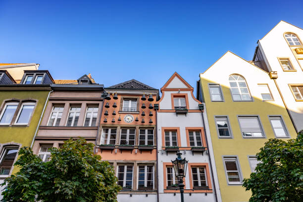 Blick aus niedrigem Winkel auf mehrfarbige historische Stadthäuser in der Düsseldorfer Stadtstraße