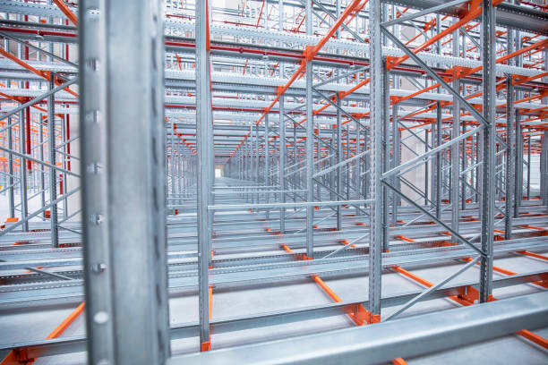 istock Detail of industrial construction in an empty warehouse with empty racks 1287627915