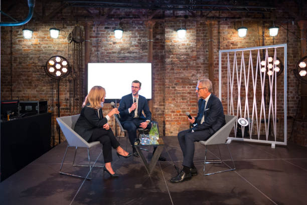 onderneemster en onderneemster tijdens seminar - interview evenement stockfoto's en -beelden