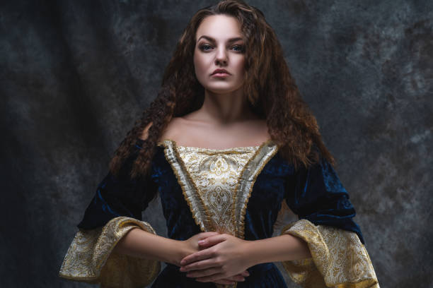 beautiful woman in renaissance dress on abstract dark background - princess women duchesses renaissance imagens e fotografias de stock