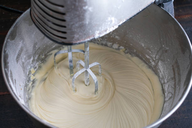 スタンドミキサーでホワイトチョコレートフロスティングを作る - buttercream ストックフォトと画像