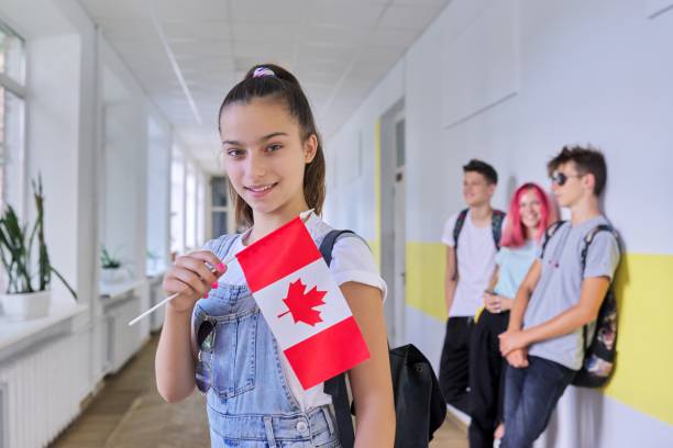 student teenager studentin mit flagge von kanada in der schule - adolescence flag university people stock-fotos und bilder