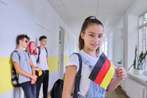 student teenager mädchen mit der flagge von deutschland in der schule, schule - tag der deutschen einheit stock-fotos und bilder
