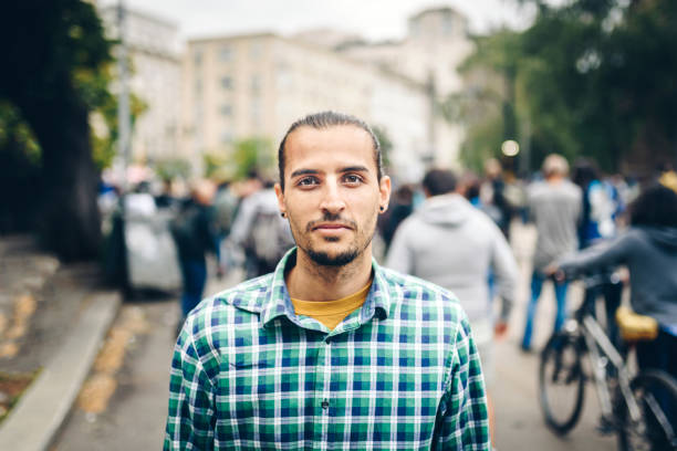 retrato de un joven caucásico / mixto hombre de raza en la ciudad. joven mirando a la cámara. - 30s adult authority caucasian fotografías e imágenes de stock