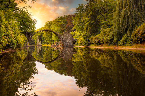 devils bridge at kromlau - devils lake imagens e fotografias de stock