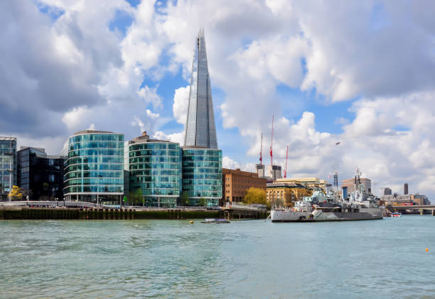 gratte-ciel d’éclat et cuirassé de belfast sur la rivière de tamise, londres, r-u - more london photos et images de collection