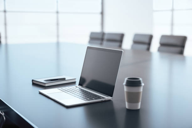 회의실의 검은 테이블에 커피 한 잔이있는 현대적인 노트북. 3d 렌더링 - coffee board room office meeting 뉴스 사진 이미지