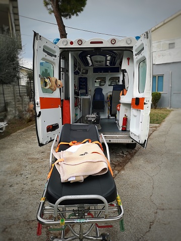 Ambulancia abierta y camilla photo