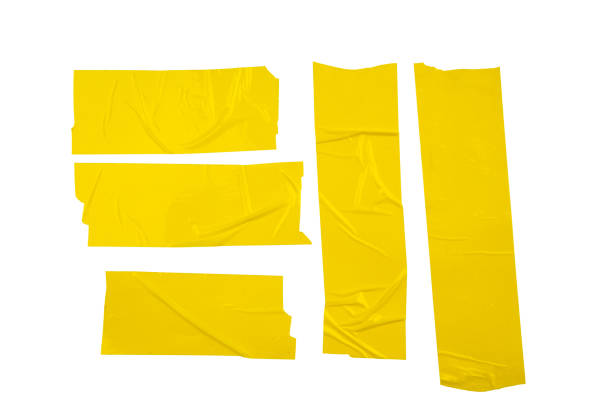 黄色の包装粘着テープの破片、白い背景に分離