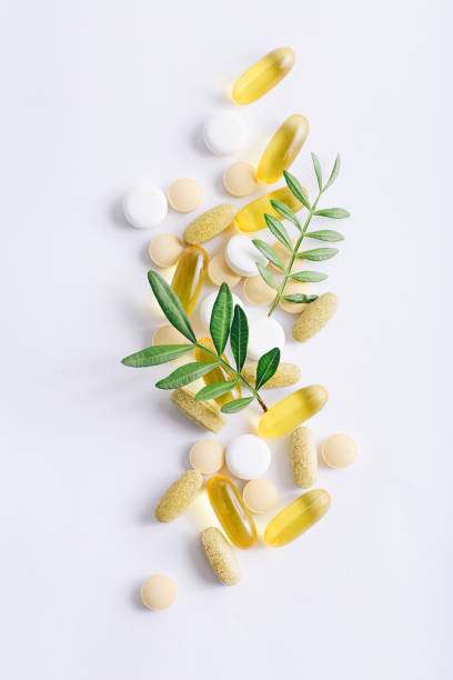 薬学のビタミン、丸薬、白い背景の薬の盛り合わせ - capsule pill white nutritional supplement ストックフォトと画像