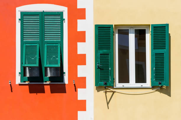 finestre tradizionali della casa italiana di manarola, parco nazionale delle cinque terre, italia - manarola foto e immagini stock