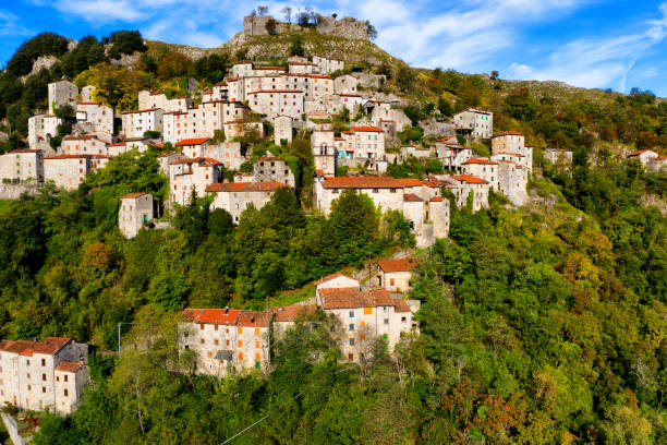 тоскана, вид с воздуха на средневековую деревню луккио - tuscany abandoned стоковые фото и изображения