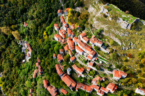 тоскана, вид с воздуха на средневековую деревню луккио - tuscany abandoned стоковые фото и изображения