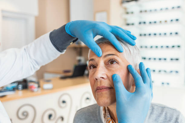 exame ocular - patient senior adult optometrist eye exam - fotografias e filmes do acervo