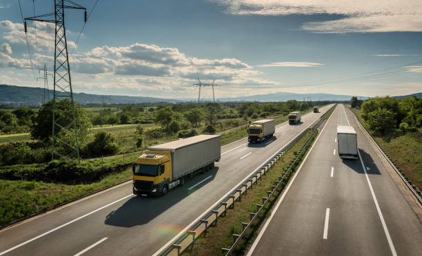트럭 트럭과 네 차선 고속도로 교통 - transportation mobility on the move environment 뉴스 사진 이미지