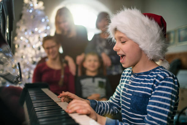 garotinho tocando e cantando canções no natal - caroler - fotografias e filmes do acervo