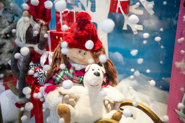 decoraciones de año nuevo y navidad en la ventana de una tienda de la ciudad. regalos de navidad y juguetes - window display toy store store christmas fotografías e imágenes de stock