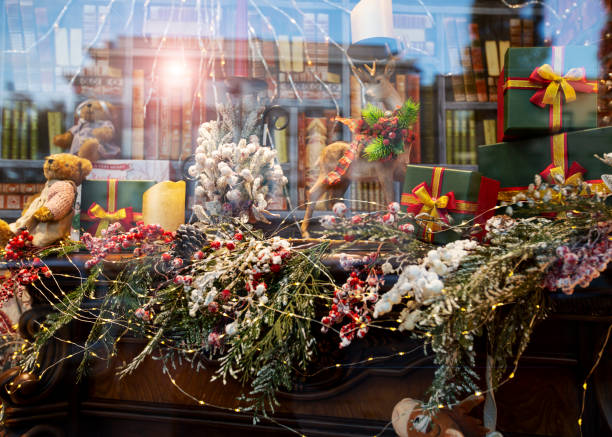 decoraciones de año nuevo y navidad en la ventana de una tienda de la ciudad. regalos de navidad y juguetes - window display toy store store christmas fotografías e imágenes de stock