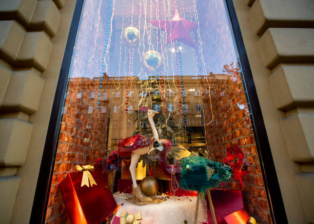 decoraciones de año nuevo y navidad en la ventana de una tienda de la ciudad. regalos de navidad y juguetes - window display toy store store christmas fotografías e imágenes de stock