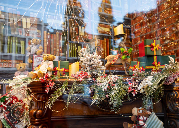 decoraciones de año nuevo y navidad en la ventana de una tienda de la ciudad. regalos de navidad y juguetes - window display toy store store christmas fotografías e imágenes de stock