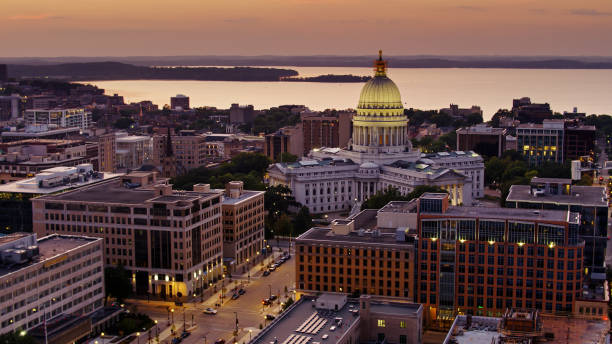 widok z lotu ptaka na wisconsin state capitol, downtown madison i lake mendota o zachodzie słońca - wisconsin state capitol zdjęcia i obrazy z banku zdjęć