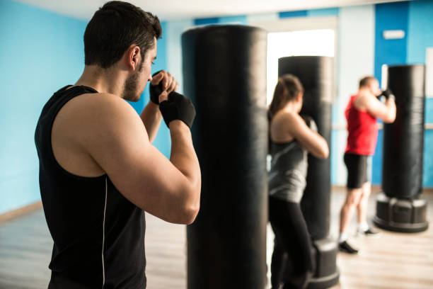 fit box, boxing and cardio class at the gym, group training in gym - weight class imagens e fotografias de stock