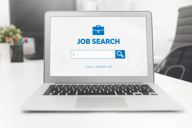 sito web di ricerca di lavoro su laptop. trovare un lavoro - application form unemployment job search employment issues foto e immagini stock