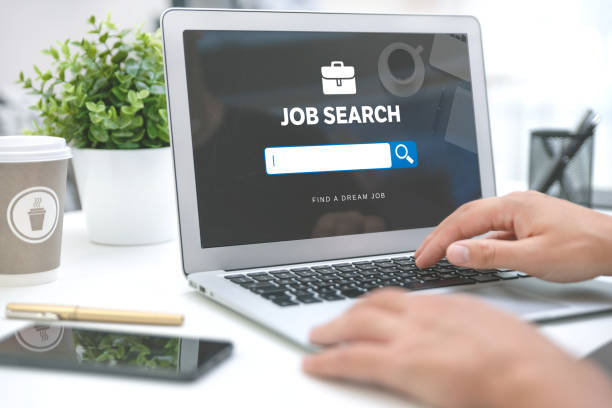 jobsuche website auf laptop. suchen eines jobs - arbeitssuche stock-fotos und bilder