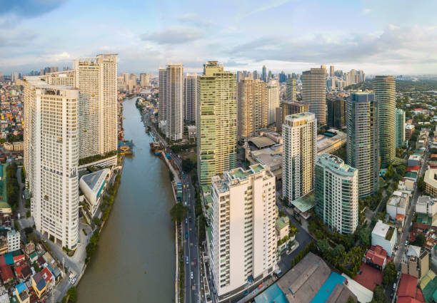 makati, metro manila, filipinas - gran angular aéreo de acqua residences, rockwell center y pasig river. fuerte bonifacio visible en el fondo. escena de la tarde. - acqua alta fotografías e imágenes de stock