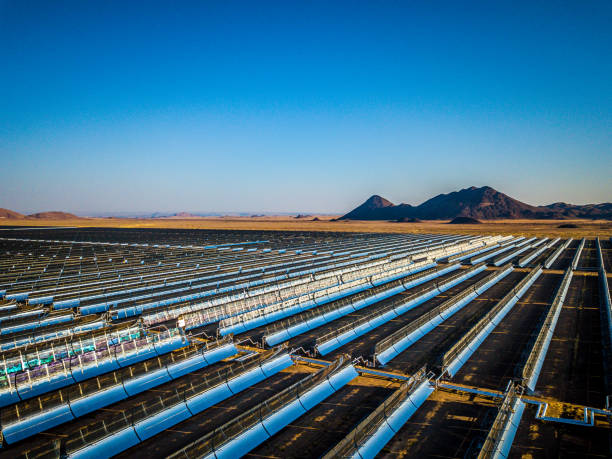 alta vista dei collettori di trogoli parabolici presso l'impianto solare xina in sudafrica - parabolic mirror foto e immagini stock