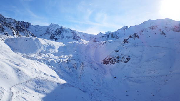 снежные горные вершины со скалами. вид с беспилотника - kazakhstan glacier snow mountain view стоковые фото и изображения
