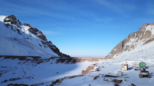 снежные горные вершины со скалами. вид с беспилотника - kazakhstan glacier snow mountain view стоковые фото и изображения