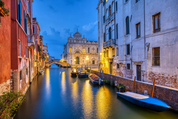 해질 녘 베니스의 구시가지 운하 - venice italy italy night gondola 뉴스 사진 이미지