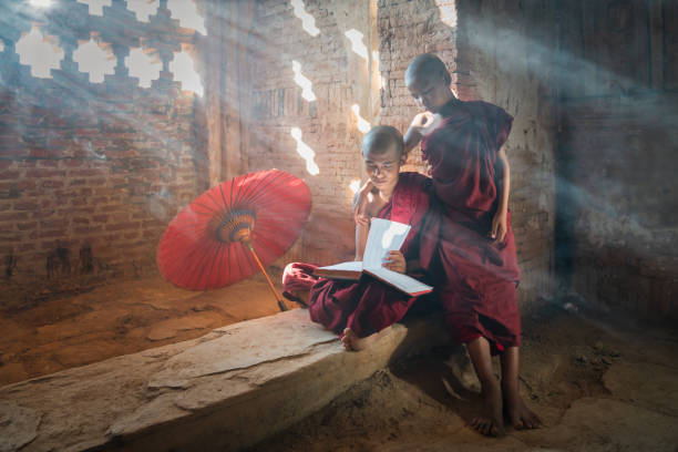바간 사원에서 불교 책을 읽는 미얀마 초보 수도사 - buddhism monk book zen like 뉴스 사진 이미지