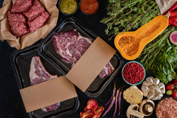 carne de carne crua na embalagem de pele aspirada com legumes na mesa rústica. - airtight packing meat food - fotografias e filmes do acervo