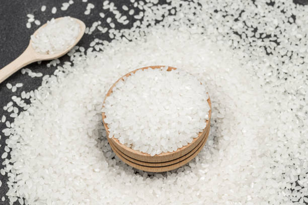 biały okrągły ryż w drewnianej misce. drewniana łyżka z ryżem - carbohydrate rice cereal plant uncultivated zdjęcia i obrazy z banku zdjęć