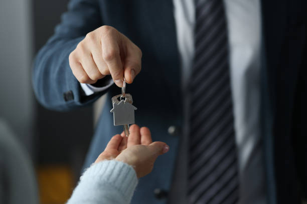 hombre en traje de negocios manos sobre las llaves de la casa a la mujer cierre - real estate real estate agent sold house fotografías e imágenes de stock