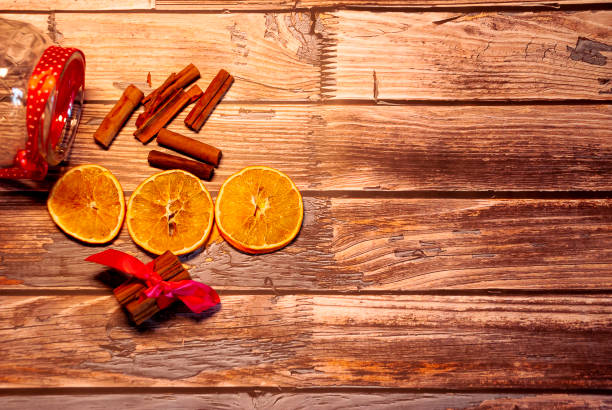 Arance secche con cannella su un tavolo di legno - foto stock