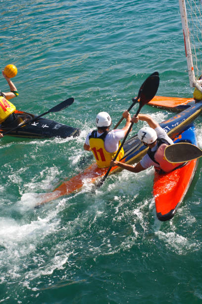 シラクーサ海でのカヌーポロ競技 - men summer passing tossing ストックフォトと画像